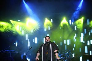 گزارشی از کنسرت پر حاشیه رضا صادقی در بخش جنبی جشنواره موسیقی