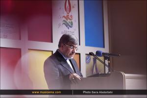 اجرای زنده «اهورا ایمان» در اختتامیه جشنواره شعر فجر
